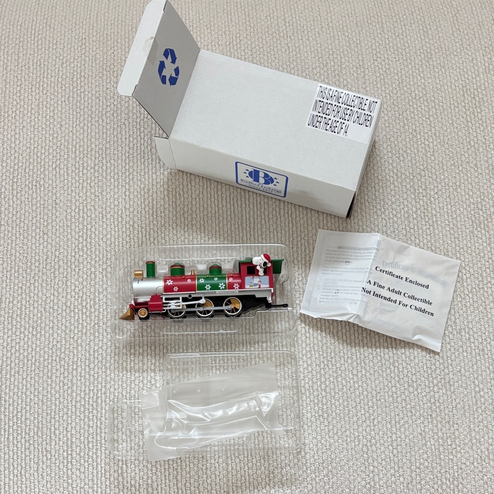 Peanuts snoopy ho train engine NWT Bradford exchange Charlie Brown